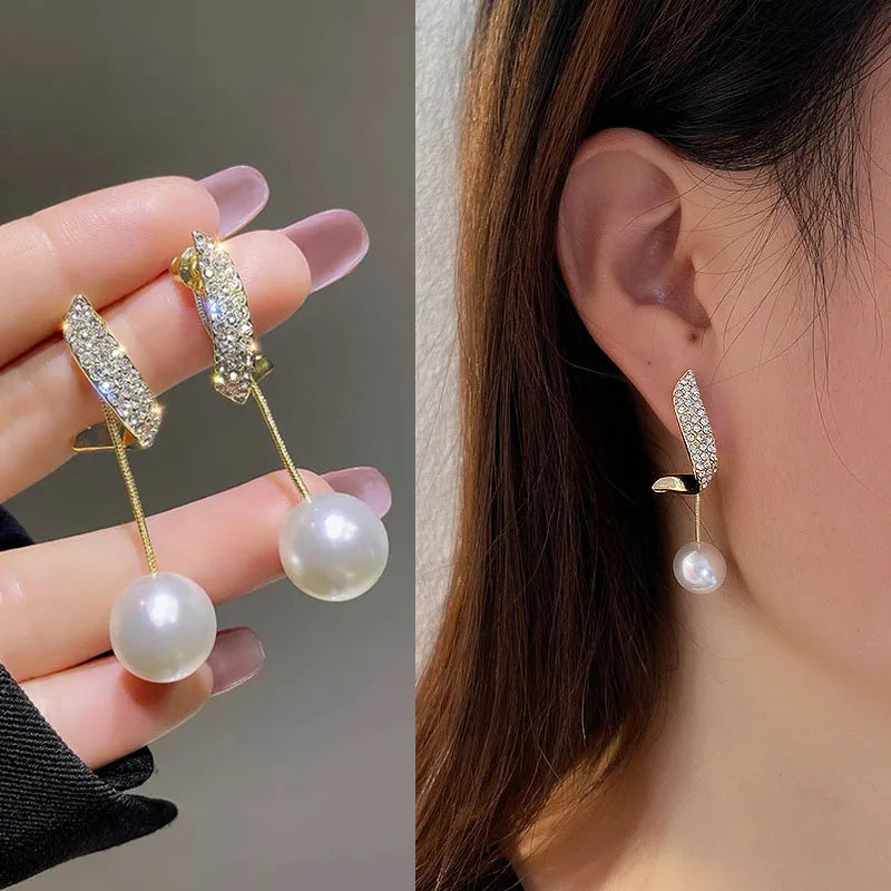 2023 New Bright Crystal Luxury Korean Unusual Claw Stud Earrings Ear Piercing Hook Irregular Pearl Christmas Jewelry Gift